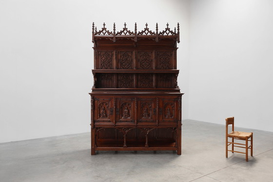 Image 1 of Rare grande armoire néogothique en chêne du début du 19e siècle, sculptée à la main