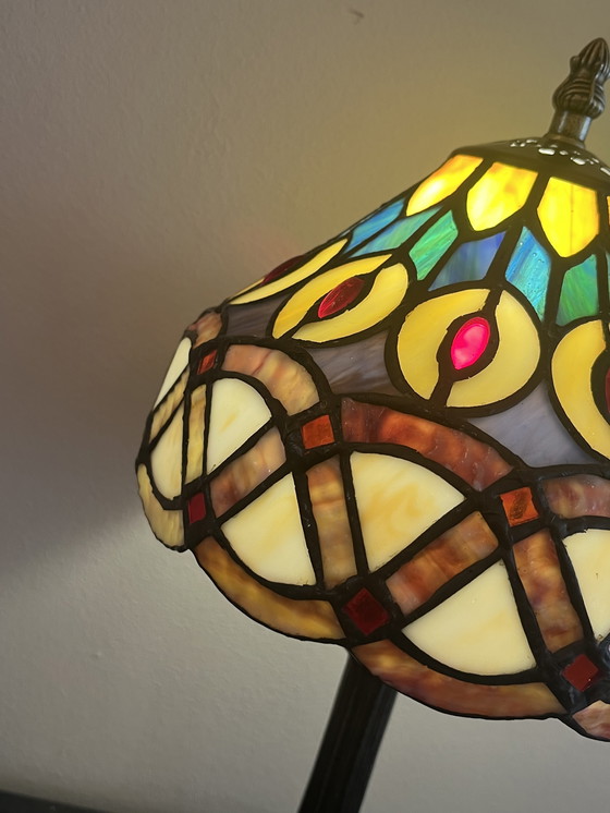 Image 1 of Vidrieras Tiffany Twenties Style Lámpara de mesa Motivo de plumas de pavo real