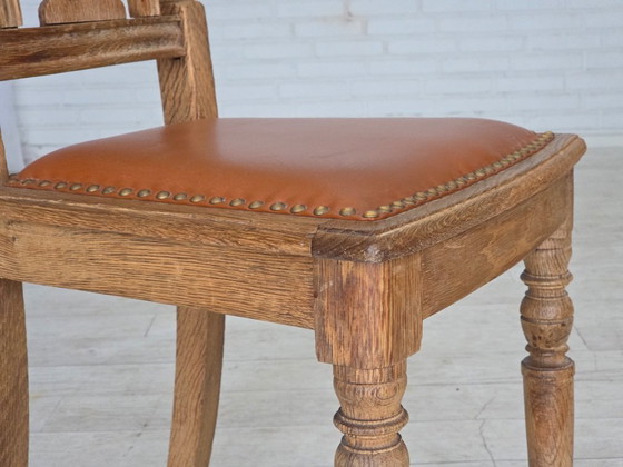 Image 1 of Années 1930, ensemble de 4 chaises de salle à manger danoises, bois de chêne sculpté, cuir d'ameublement.