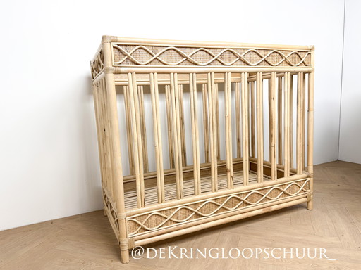 Cama de mimbre de bambú y ratán