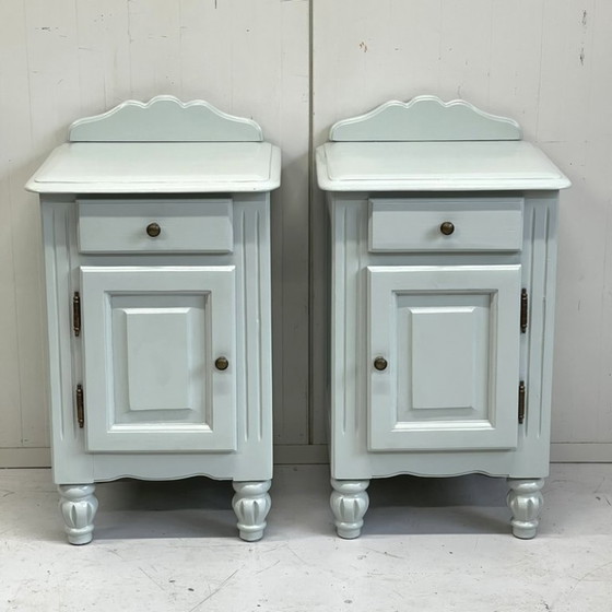 Image 1 of Set di comodini vintage rivisitati nei colori verde e blu.