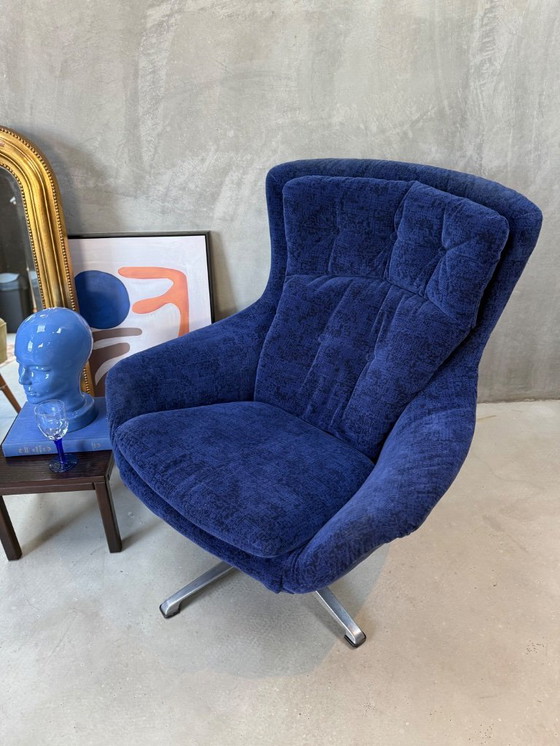 Image 1 of Vintage swivel egg chair