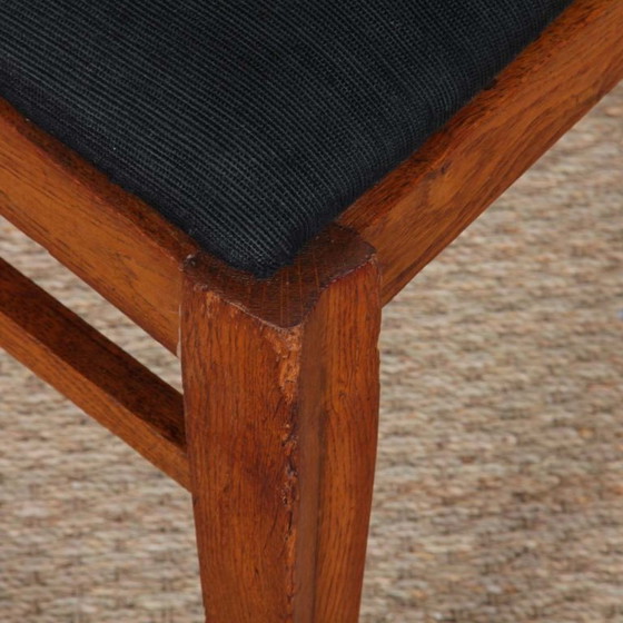 Image 1 of Silla de roble macizo, obra francesa de la década de 1950.