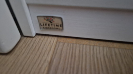 Image 1 of Lit en bois Lifetime avec placards