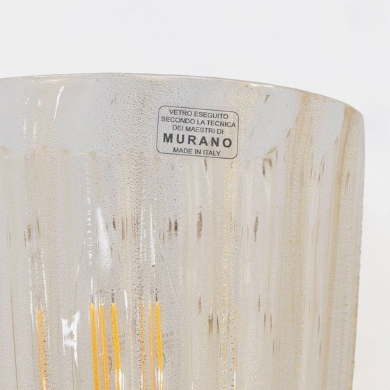 Image 1 of Een paar Italiaanse wandlampen van Murano-glas met goudstofaccenten en messing.