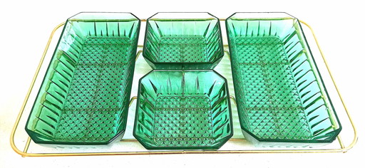 Hors d'oeuvre of aperitief op de server