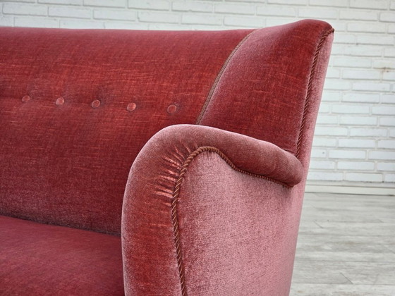 Image 1 of Sofá danés de 2 plazas de la década de 1970, tapizado en terciopelo rosa salmón y madera de roble.