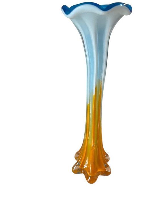 Image 1 of Vintage Italiaanse vaas van kunstglas – Empoli-stijl, opaalblauw en amberkleurig (midden van de 20e eeuw)