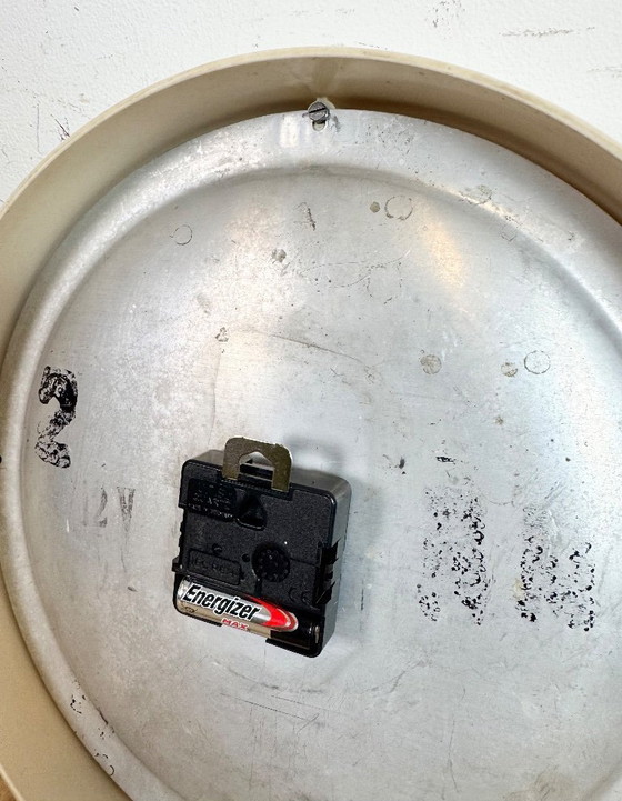 Image 1 of Industriële beige bakelieten fabriekswandklok van Pragotron, jaren 60