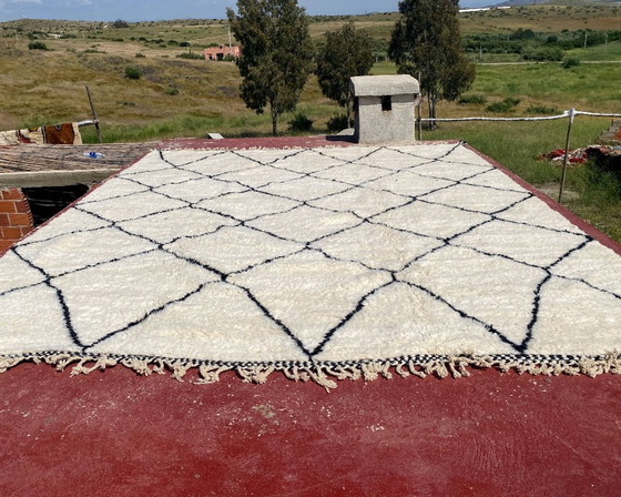 Image 1 of Extra Large Vintage Beni Ourain Rug 426x344 cm – Authentic Moroccan Wool Rug – Ivory Black Diamond Pattern – Oversized Boho Luxe