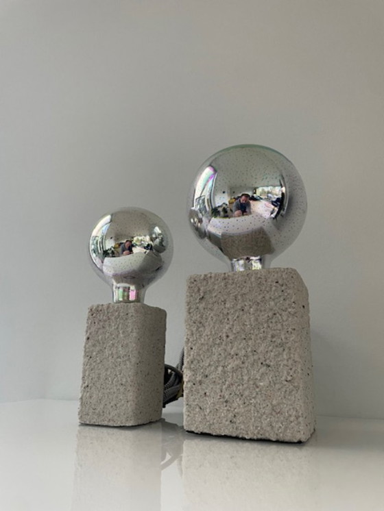 Image 1 of Set van twee moderne designlampen met sculpturale stenen basis