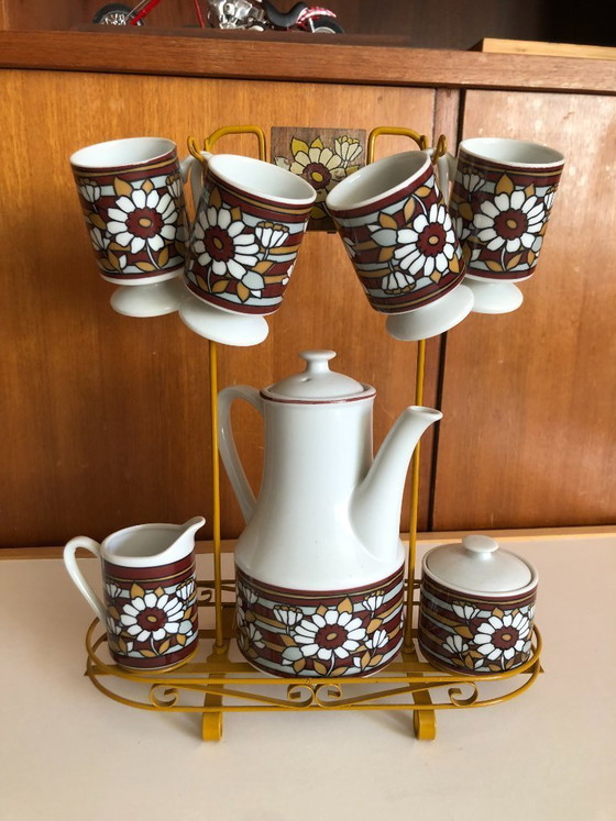 Image 1 of Vintage retro theeservies flower power jaren 60 waarschijnlijk van het merk Enesco aan bijbehorend metalen rek hoogte 32 b 28 d 