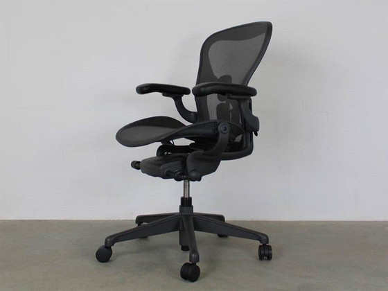 Image 1 of Design rivisitato dell'Aeron C di Herman Miller, opera di Bill Stumpf.