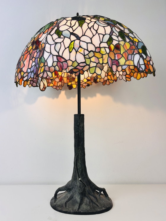 Image 1 of Lámpara de mesa Tiffany extragrande con base de tronco de árbol y pantalla floral.