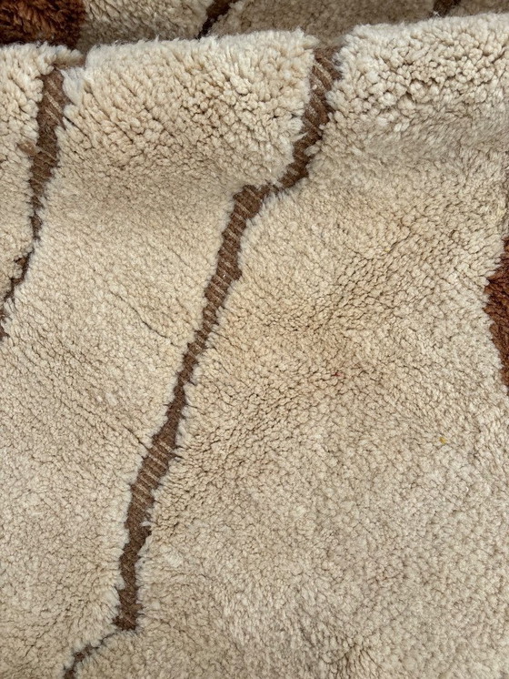 Image 1 of Berber Marokkaans Mrirt wollen tapijt 210x300 cm – Handgeweven neutraal Berber tapijt