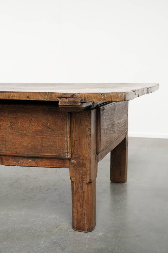 Image 1 of Table basse ancienne en bois fruitier du sud de l'Europe, avec un tiroir et une belle patine pleine de caractère.