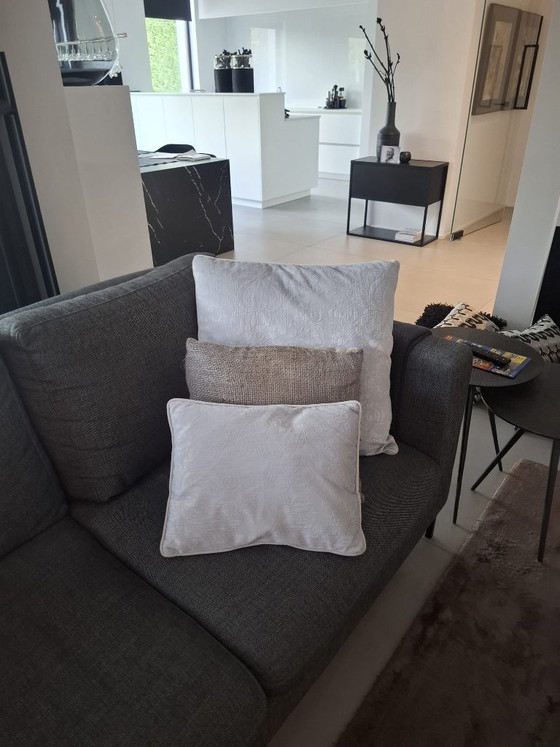 Image 1 of Nombreux coussins décoratifs (choisis par l'architecte d'intérieur)