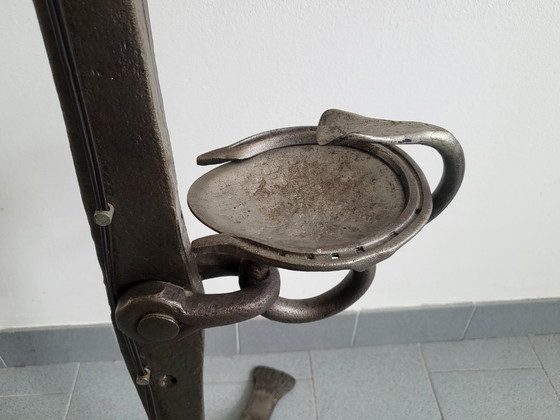 Image 1 of Vintage brutalistische vloerlamp uit de jaren 70 met metalen ketting en pijlen, asbak uit de jaren 70