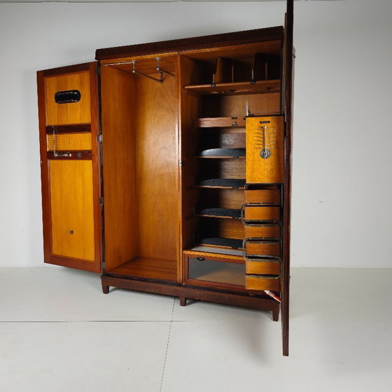 Image 1 of Armadio da uomo Compactom Ltd modello JCH con cassetti segreti – Inghilterra, ca. 1920
