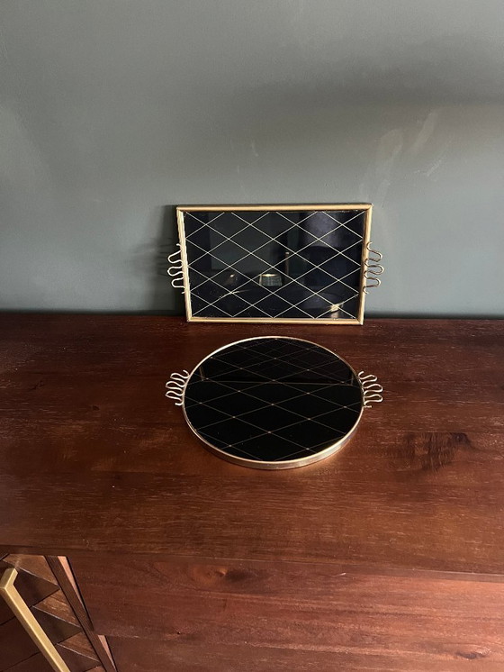 Image 1 of Vassoio rettangolare di metà secolo in vetro nero con motivo a rombi dorati 1950 ca.