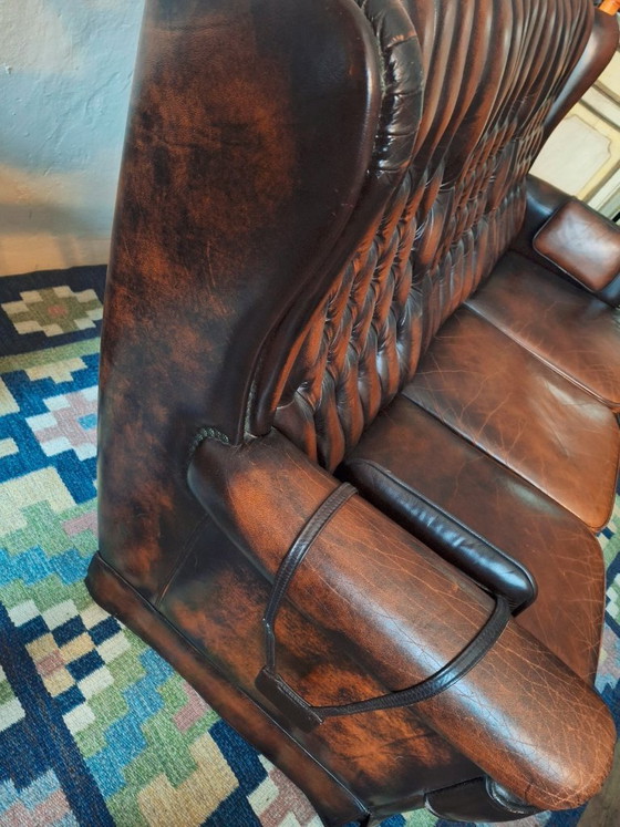 Image 1 of Divano Chesterfield a 3 posti in pelle color castagna
