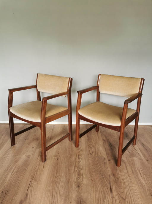 Conjunto único de 4 sillas de comedor vintage de mediados de siglo.