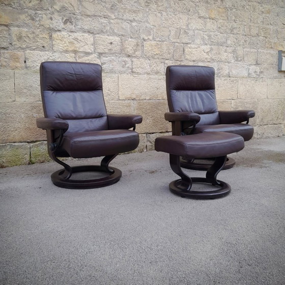 Image 1 of Paire de fauteuils et ottoman scandinaves en cuir Stressless par Ekornes, Norvège, 1970