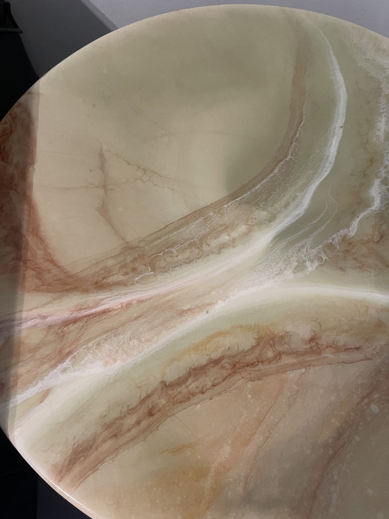 Image 1 of Bijzettafel mit Tulpen und Marmor-Look-Blatt