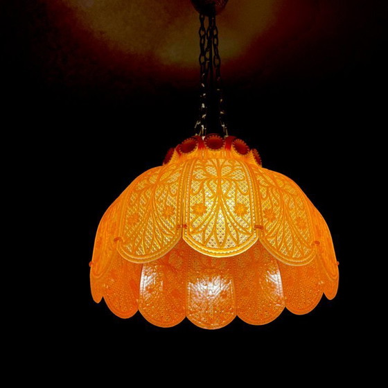 Lampadario a sospensione in acrilico rosso stile rustico con effetto pizzo, Ucraina, anni '70 (photo 6 of 19)