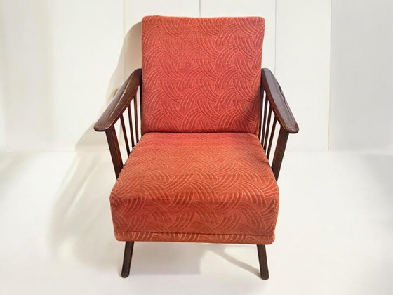 Image 1 of Fauteuil cocktail/lounge vintage avec accoudoirs en noyer et revêtement en tissu rouge d'origine. Un classique des années 19