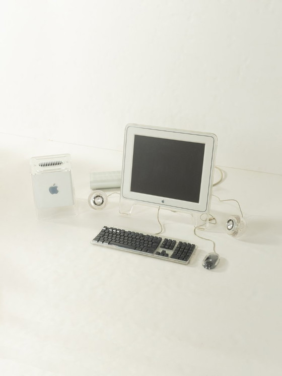 Image 1 of Power Mac G4 Cube et écran Studio 17 pouces, Apple, années 2000, vintage