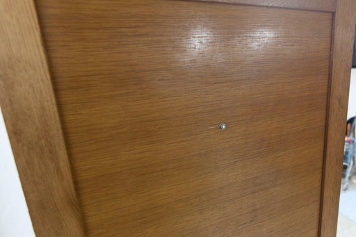 Kledingkast uit de jaren 50 met kompasvormige poten, schuifdeuren en een nieuw bovenblad.