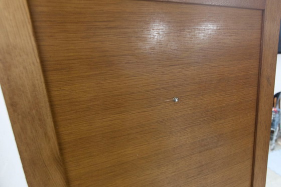 Image 1 of Kledingkast uit de jaren 50 met kompasvormige poten, schuifdeuren en een nieuw bovenblad.