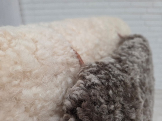 Image 1 of Fauteuil à bascule danois des années 1970, retapissé de véritable peau de mouton de qualité.