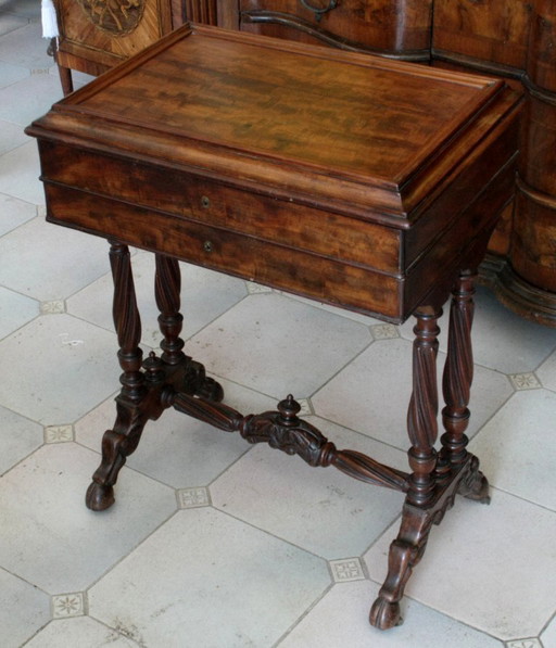 Klassische französische Einrichtung: Mahagoni-Nähtisch im Vintage-Stil, Eingangsbereich aus der Mitte des 19. Jahrhunderts