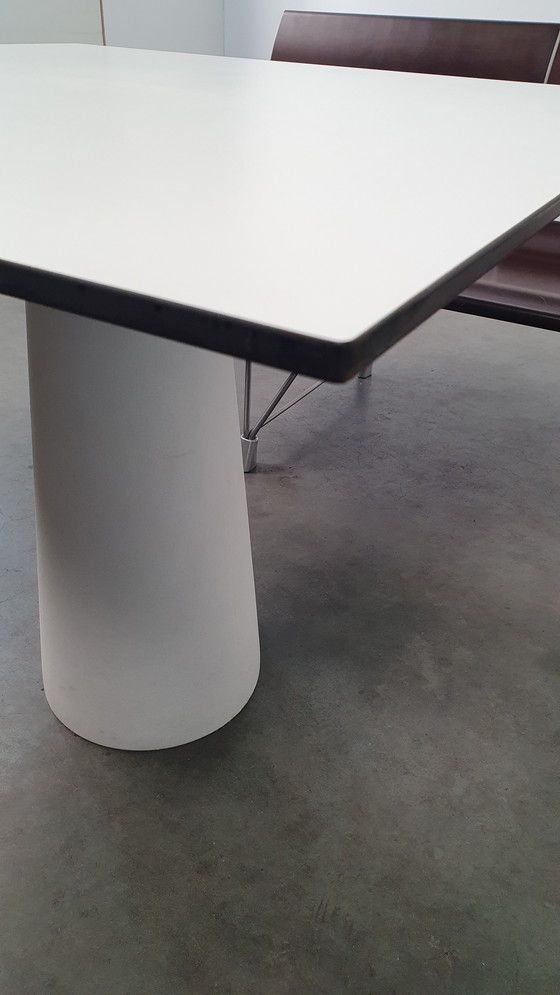Image 1 of Moooi mesa contenedor + pie extra bajo blanco clásico diseño holandés mesa de jardín exterior/interior marcel wanders
