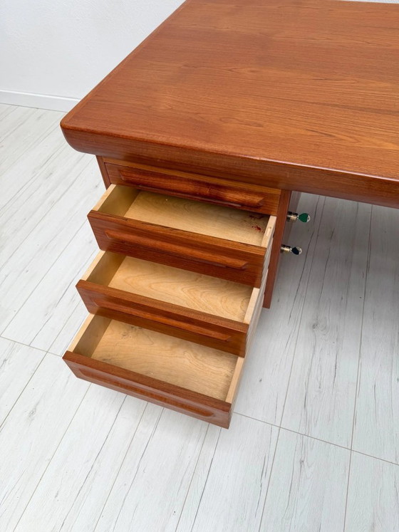 Image 1 of Vintage Deens design teakhouten directiebureau van Ib Kofod-Larsen, mid-century modern schrijfbureau, jaren 60