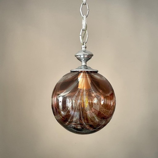Portugese Art Deco revival hanglamp met bruine, handgeblazen glazen bol in spiraalvorm van Marinha Grande, jaren 60.