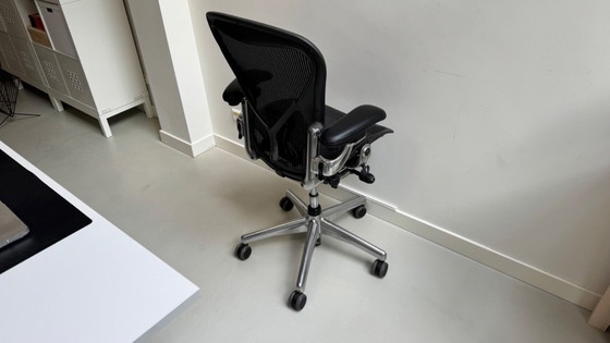 Image 1 of Herman Miller Aeron bureaustoel met chroom onderstel
