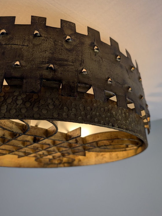 Lampada da soffitto brutalista di metà secolo in ferro battuto dorato con motivo a castello, anni '40 (photo 5 of 11)