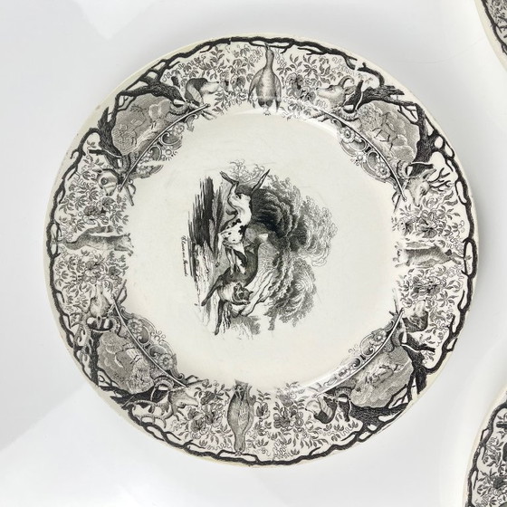 Image 1 of Trio antieke Sarreguemines U&C-borden, jachtscène, 1850 - 19e eeuw, zwart aardewerk, De hinde, Gems, Vos