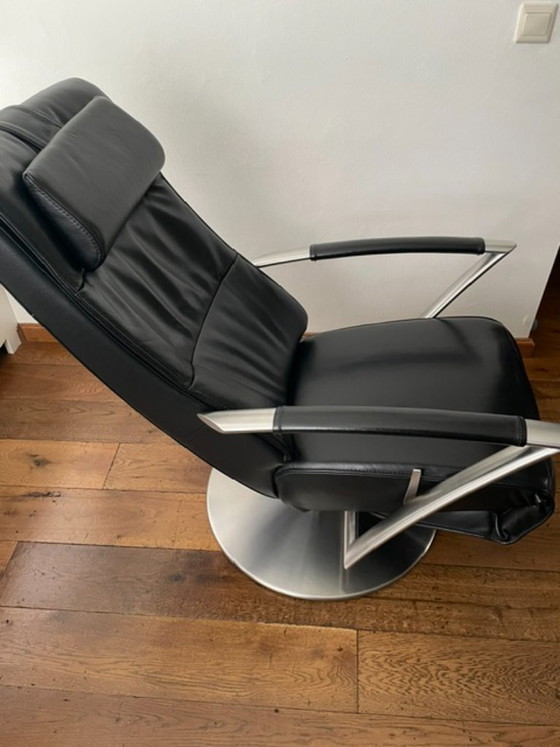 Image 1 of zwart lederen relaxstoel met RVS voet en leuning