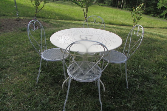 Image 1 of Vintage witte metalen tuintafel en stoelen