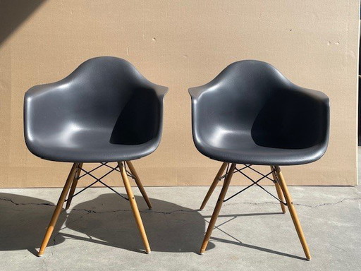 2x Vitra Eames DAW