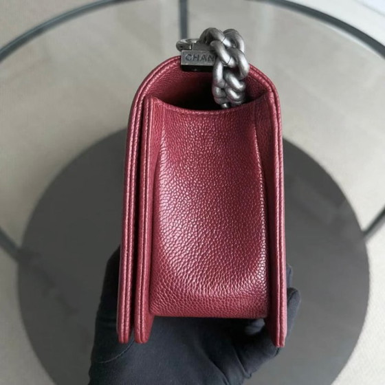 Image 1 of Borsa Chanel Boy Medium - Caviar 25 cm trapuntata bordeaux rosso scuro rutenio finiture argento Serie 19