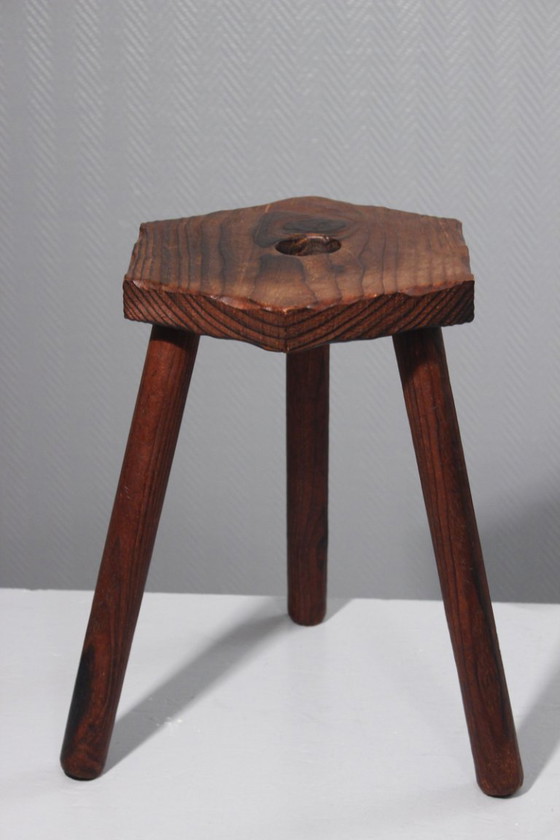 Image 1 of Tabouret tripode bois teint vintage design brutaliste populaire France 1950s