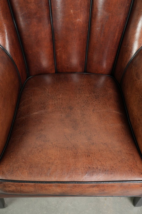 2 fauteuils en peau de mouton au design unique, avec passepoil noir et couleurs profondes. – Leather (photo 5 of 20)