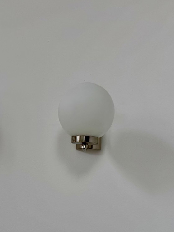 Image 1 of Coppia di applique vintage, cromo e vetro opalino, Francia, 1970