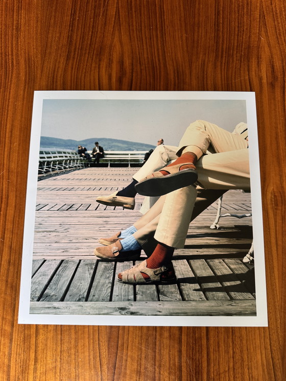 Image 1 of Vintage Kleurenfoto uit 1973 - Schoenen op een Houten Dek, 30,5 x 30,5 cm