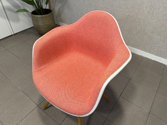 Image 1 of Vitra | Eames | DAW | Roze bekleding & Esdoorn onderstel | 6x